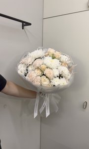 Нежный букет с розами и диантусами