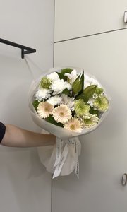 Букет с герберами и лилией