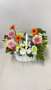 Корзина с георгинами и гиперикумом