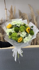 Букет с подсолнухами и гортензией 