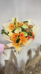 Яркий букет с лилиями