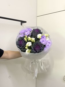 Букет с брасикой и эустомой 