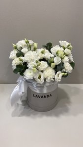 Нежная коробочка с диантусами и эустомой