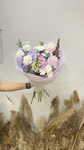 Нежный букет с гортензией и георгинами