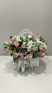 Композиция с альстромерией