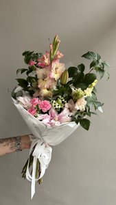 Охапка для вазы с гладиолусами и малиной