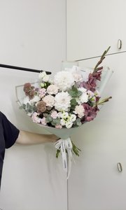 Букет с георгинами и гладиолусами