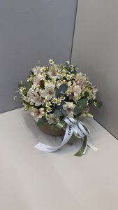 Корзинка с альстромерией и ромашкой