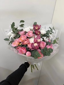 Букет с орхидеями и кустовой розой 