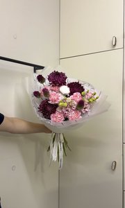 Букет с хризантемами и розовыми цветами