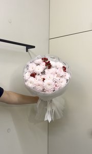 Букет с розовыми хризантемами и гиперикумом 