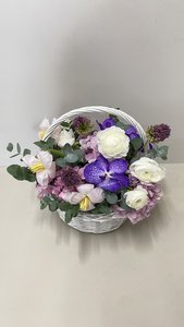 Корзинка с яркими орхидеями и тюльпанами 