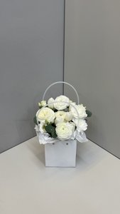 Композиция с лютиками и тюльпанами