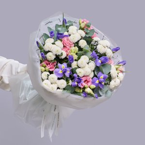 Весенний букет ирисов и розовых эустом