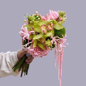 Вертикальный розово-зеленый свадебный букет с амарантом