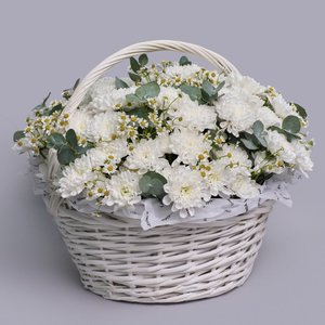 Воздушная корзина хризантем и ромашек
