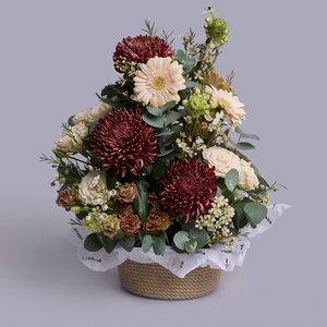 Воздушная композиция с герберами и кустовой розой