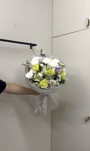 Букет с диантусами и маттиолой 