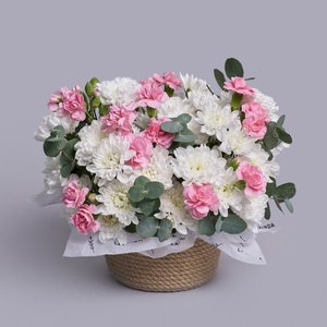 Плетеное кашпо с розовыми диантусами