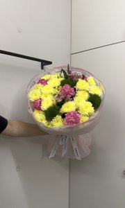 Яркий букет с желтыми хризантемами 