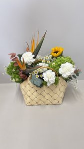 Композиция с подсолнухом и стрелицией