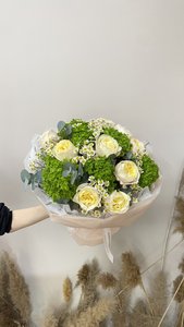 Воздушный букет с пионовидной розой и ромашкой