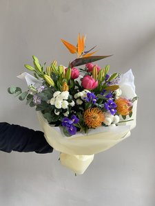 Букет со стрелицией