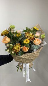 Букет с подсолнухами и хризантемами 