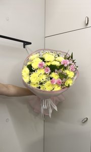 Букет с желтыми хризантемами и кустовыми диантусами 