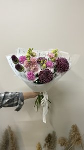 Сборный букет с хризантемами Бигоуди