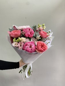 Букет с пионами и пионовидной розой