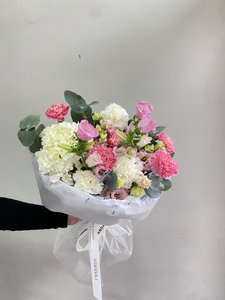 Букет с гортензией и колокольчиками