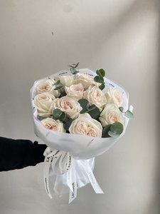 Букет с пионовидными розами и эвкалиптом