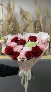 Букет с красными розами