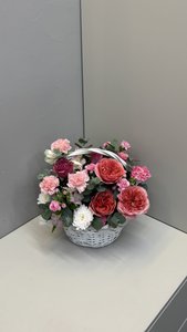 Корзина с пионовидной розой