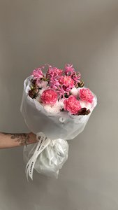 Букет с нерине и диантусами