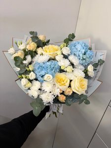 Нежный букет с гортензиями и розами