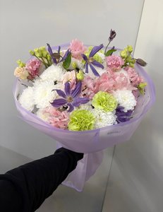 Нежный букет с клематисами