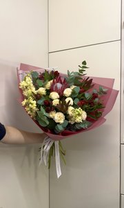 Букет с протеей и кустовыми розами
