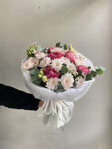 Букет с пионами и пионовидной розой