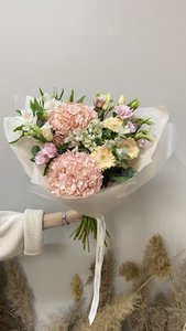 Пышный букет с гортензией 